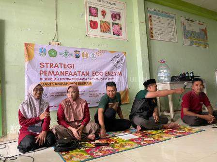 Strategi Pemanfaatan Eco Enzym: Membangun Sekolah Tangguh Ramah Lingkungan Bersama SENTRA di SMA Khozainul Ulum Kalitengah